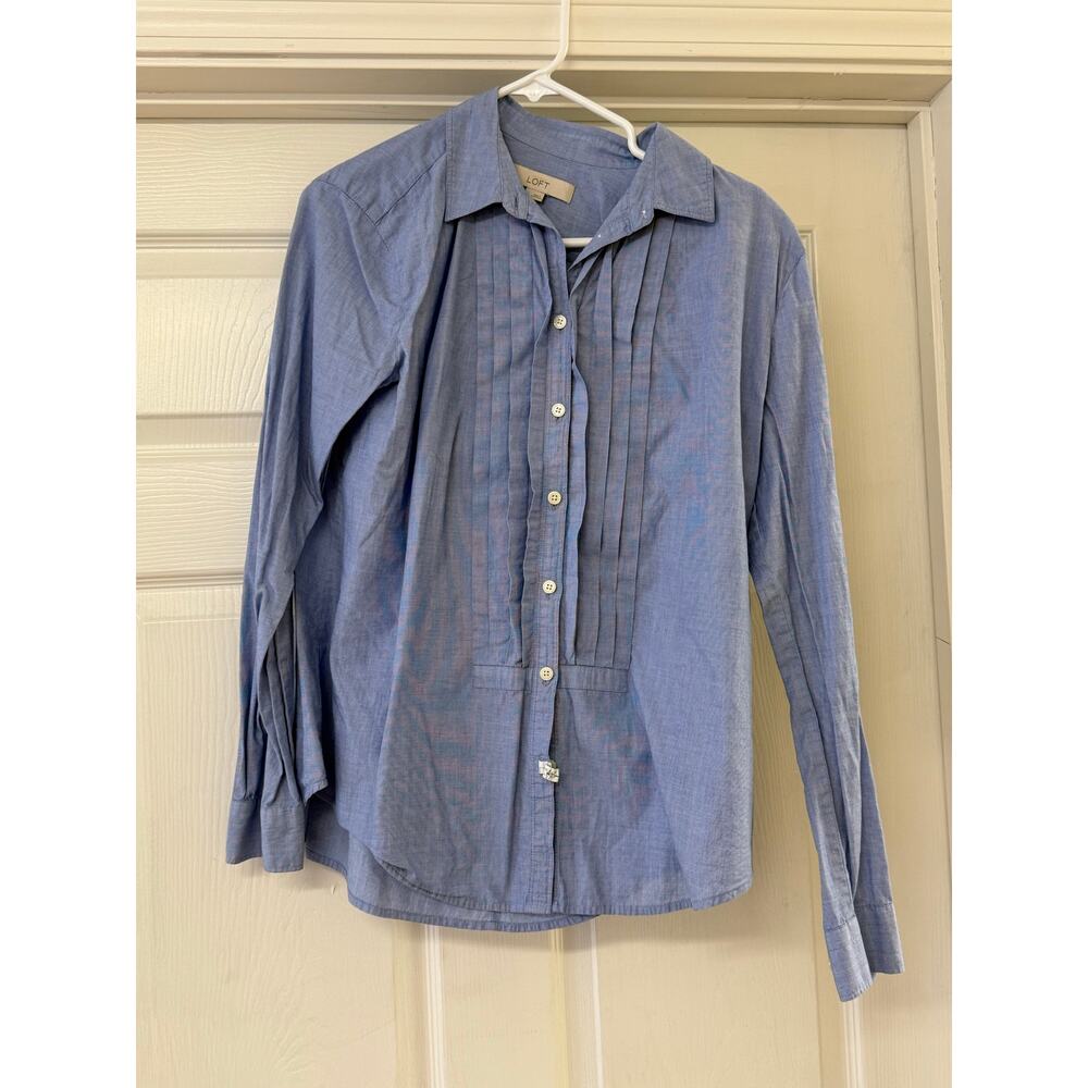 LOFT Blue pleated front button-down shirt
Size: Large
Material: 100% cotton
